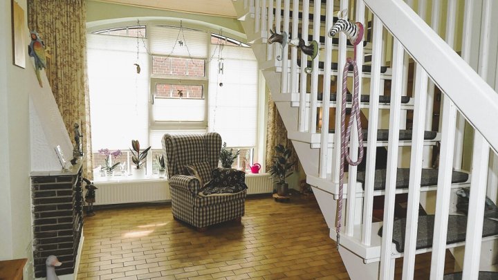 KIEL-HOLTENAU: Großzügige und freiwerdende 4,5-Zimmer-Wohnung über 2 Ebenen mit Loggia und Carport