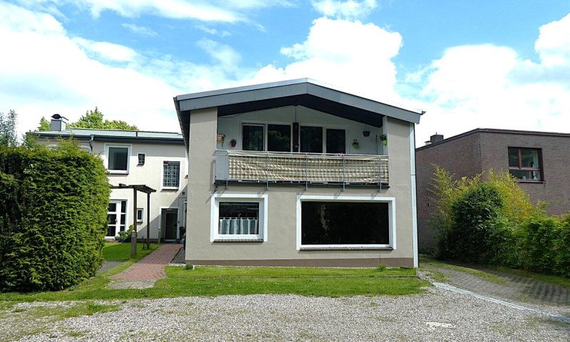 KIEL-HOLTENAU: Großzügige und freiwerdende 4,5-Zimmer-Wohnung über 2 Ebenen mit Loggia und Carport