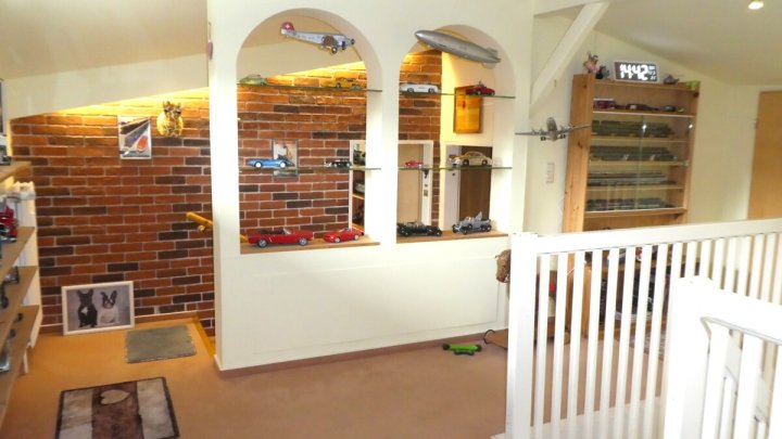 KIEL-HOLTENAU: Großzügige und freiwerdende 4,5-Zimmer-Wohnung über 2 Ebenen mit Loggia und Carport