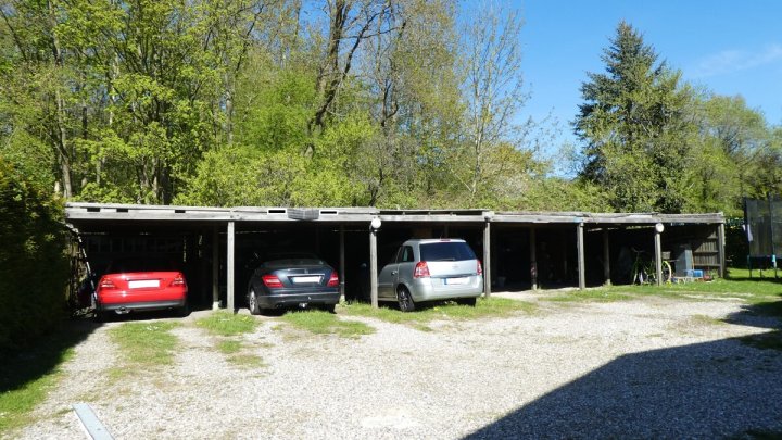 KIEL-HOLTENAU: Großzügige und freiwerdende 4,5-Zimmer-Wohnung über 2 Ebenen mit Loggia und Carport