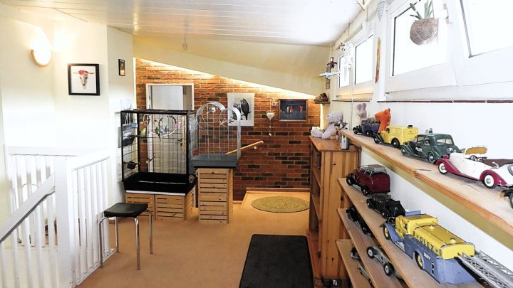 KIEL-HOLTENAU: Großzügige und freiwerdende 4,5-Zimmer-Wohnung über 2 Ebenen mit Loggia und Carport