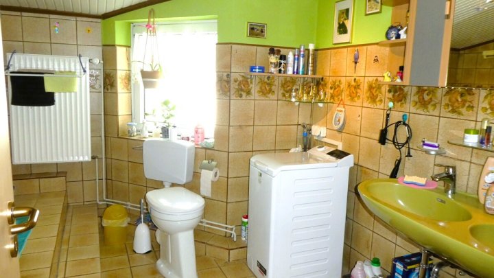 KIEL-HOLTENAU: Großzügige und freiwerdende 4,5-Zimmer-Wohnung über 2 Ebenen mit Loggia und Carport