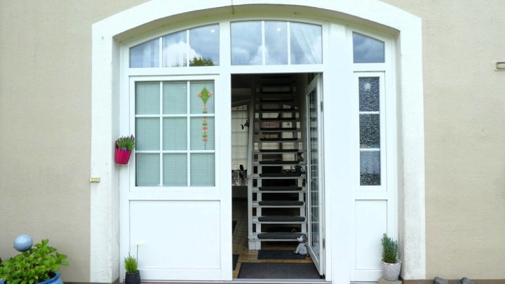 KIEL-HOLTENAU: Großzügige und freiwerdende 4,5-Zimmer-Wohnung über 2 Ebenen mit Loggia und Carport