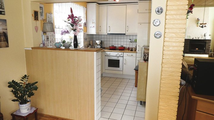 KIEL-HOLTENAU: Großzügige und freiwerdende 4,5-Zimmer-Wohnung über 2 Ebenen mit Loggia und Carport