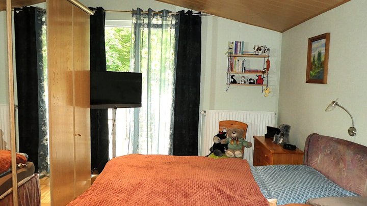 KIEL-HOLTENAU: Großzügige und freiwerdende 4,5-Zimmer-Wohnung über 2 Ebenen mit Loggia und Carport