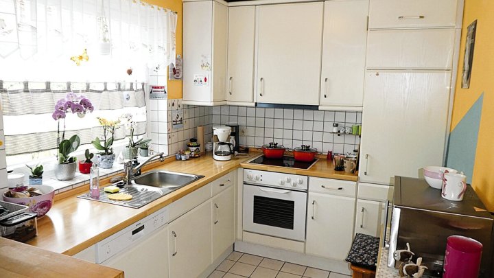 KIEL-HOLTENAU: Großzügige und freiwerdende 4,5-Zimmer-Wohnung über 2 Ebenen mit Loggia und Carport