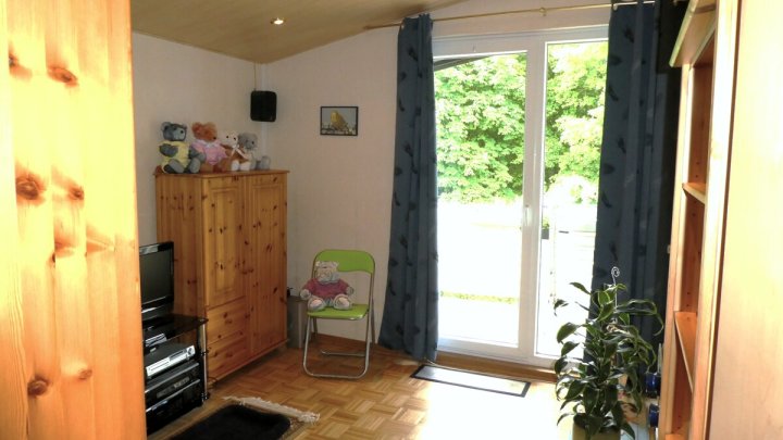 KIEL-HOLTENAU: Großzügige und freiwerdende 4,5-Zimmer-Wohnung über 2 Ebenen mit Loggia und Carport