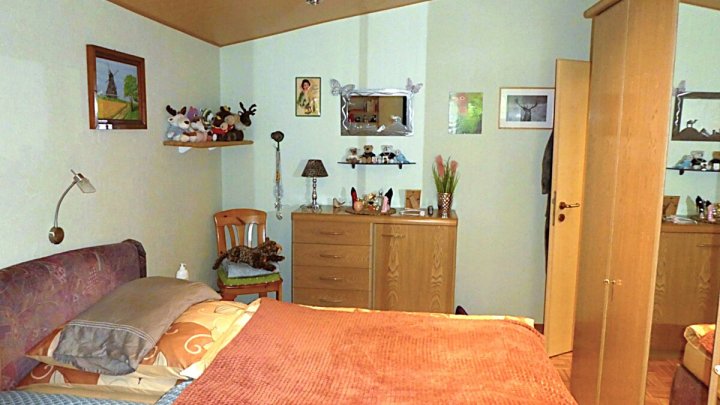 KIEL-HOLTENAU: Großzügige und freiwerdende 4,5-Zimmer-Wohnung über 2 Ebenen mit Loggia und Carport