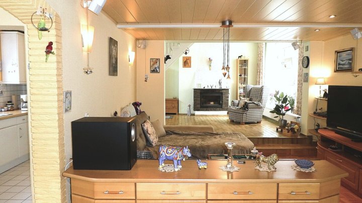 KIEL-HOLTENAU: Großzügige und freiwerdende 4,5-Zimmer-Wohnung über 2 Ebenen mit Loggia und Carport