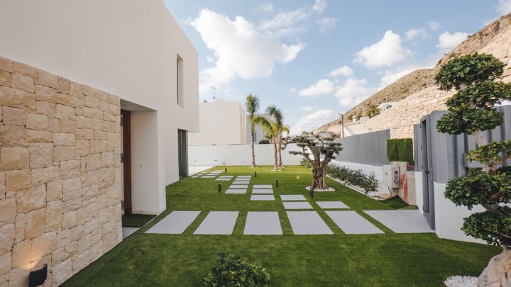 Luxusvilla für höchste Ansprüche mit 4 Schlafzimmern, Garage, Privatpool und Meerblick