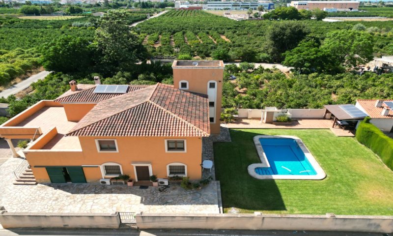 4 Schlafzimmer Villa mit XXL großer Sonnenterasse, großer Pool, BBQ-Haus mit einer Sommerküche, Garten mit Obstbäumen