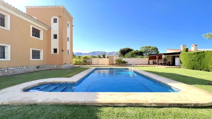 4 Schlafzimmer Villa mit XXL großer Sonnenterasse, großer Pool, BBQ-Haus mit einer Sommerküche, Garten mit Obstbäumen