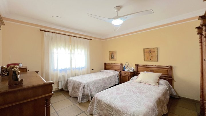 4 Schlafzimmer Villa mit XXL großer Sonnenterasse, großer Pool, BBQ-Haus mit einer Sommerküche, Garten mit Obstbäumen