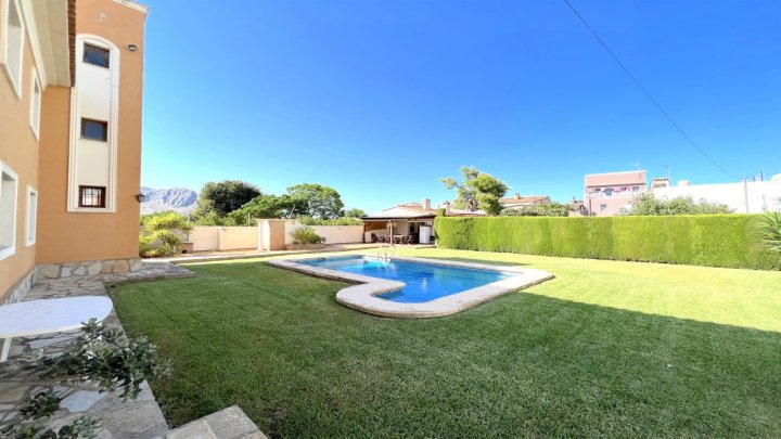 4 Schlafzimmer Villa mit XXL großer Sonnenterasse, großer Pool, BBQ-Haus mit einer Sommerküche, Garten mit Obstbäumen