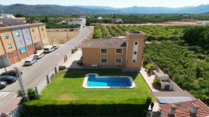 4 Schlafzimmer Villa mit XXL großer Sonnenterasse, großer Pool, BBQ-Haus mit einer Sommerküche, Garten mit Obstbäumen