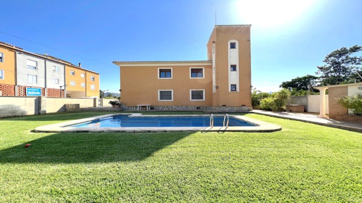 4 Schlafzimmer Villa mit XXL großer Sonnenterasse, großer Pool, BBQ-Haus mit einer Sommerküche, Garten mit Obstbäumen