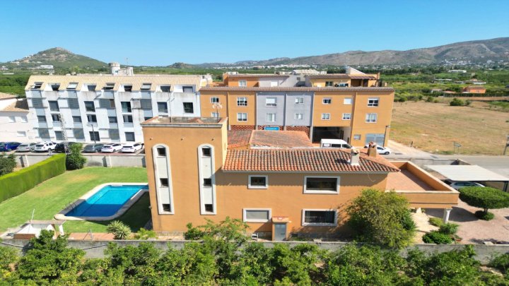 4 Schlafzimmer Villa mit XXL großer Sonnenterasse, großer Pool, BBQ-Haus mit einer Sommerküche, Garten mit Obstbäumen