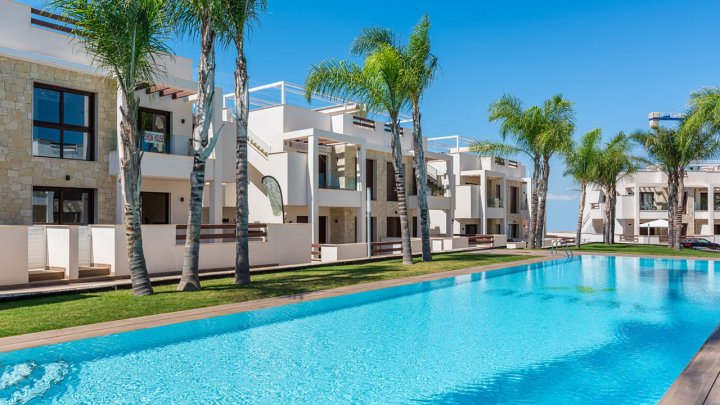Sehr schöne Erdgeschoss-Wohnungen mit 3 Schlafzimmern, 2 Badezimmern und 2 Gemeinschaftspool