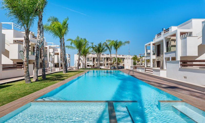Sehr schöne Erdgeschoss-Wohnungen mit 3 Schlafzimmern, 2 Badezimmern und 2 Gemeinschaftspool
