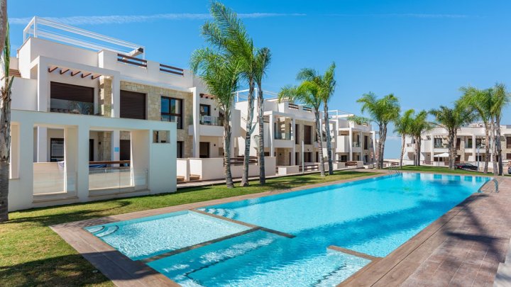 Sehr schöne Erdgeschoss-Wohnungen mit 3 Schlafzimmern, 2 Badezimmern und 2 Gemeinschaftspool