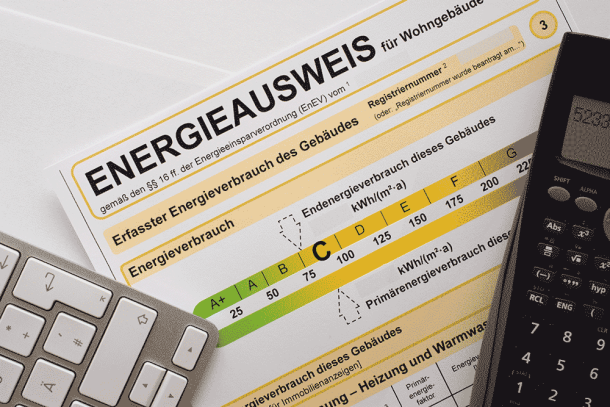 Energieausweis zum Stromverbrauch um Strom zu sparen von s-motive (AdobeStock)